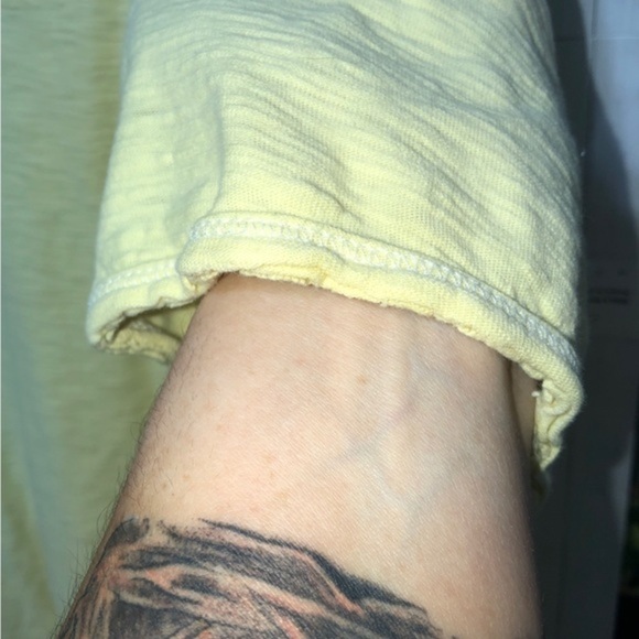 ♈️Guess brand pastel yellow v-neck short sleeve shirt🍂 - Picture 5 of 11